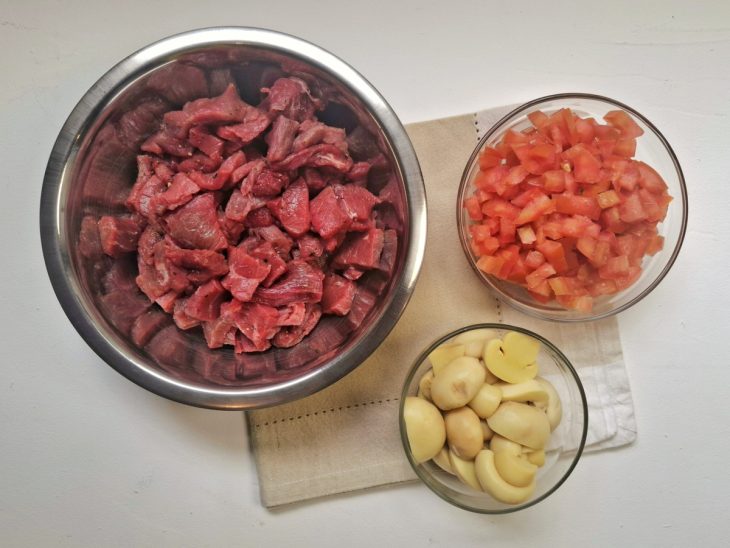 Carne temperada e ingredientes separados em recipientes.