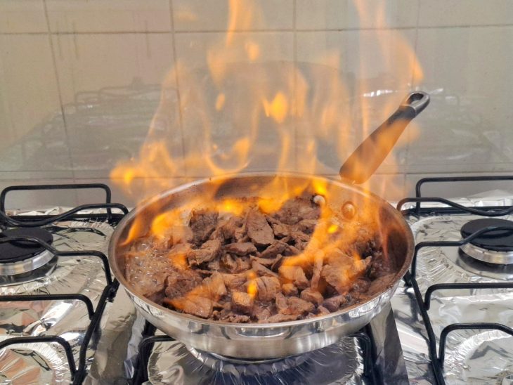 Carne flambada na frigideira.