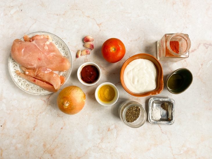 Ingredientes para o strogonoff de frango fácil.