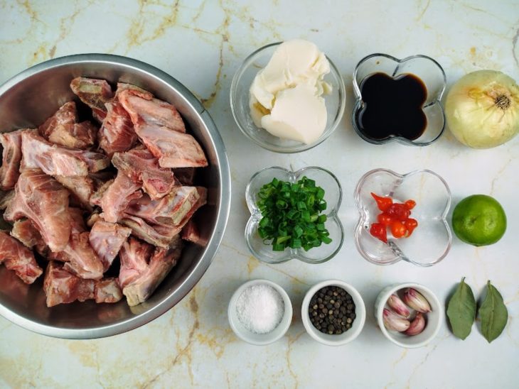 Ingredientes para a receita de suan de porco frito.