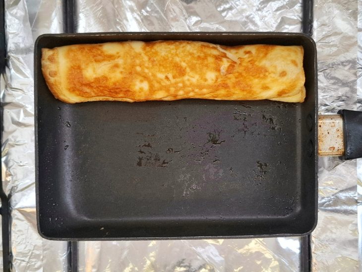 Omelete fino em uma frigideira