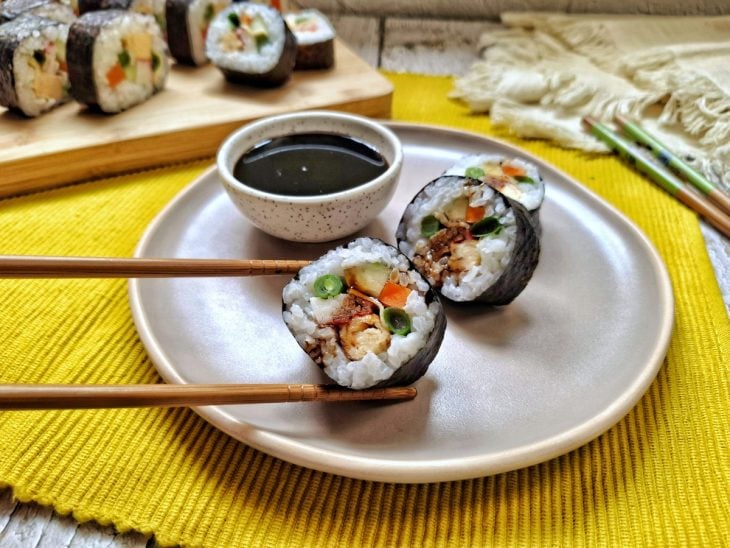 Sushi servido com molho tarê