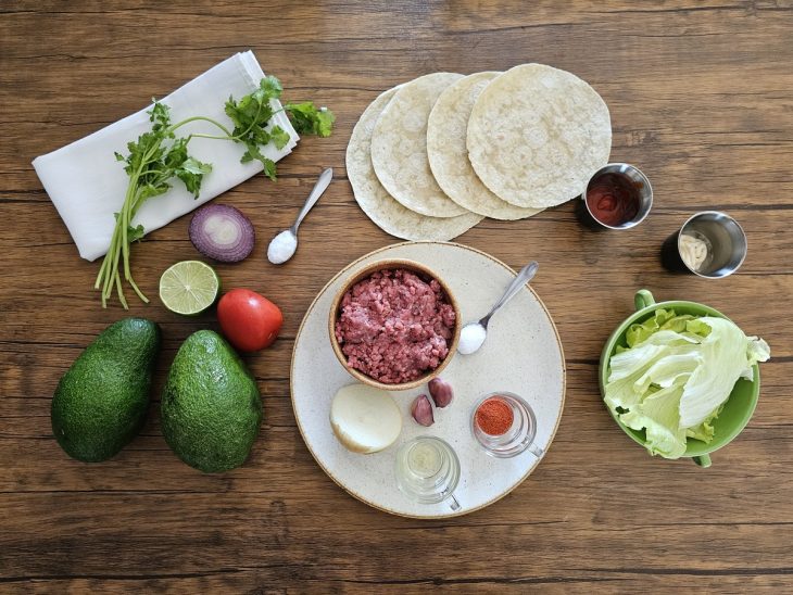 Uma bancada com os ingredientes separados.