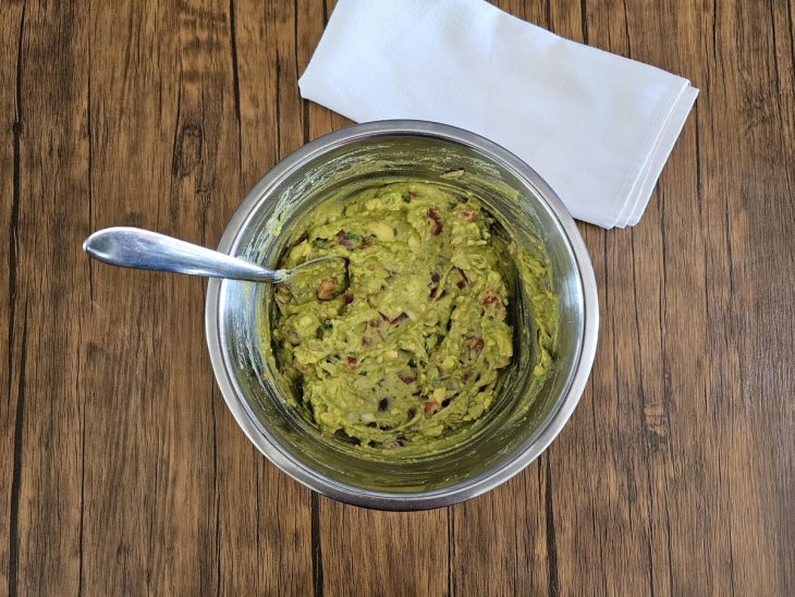 Uma tigela com a mistura da guacamole.