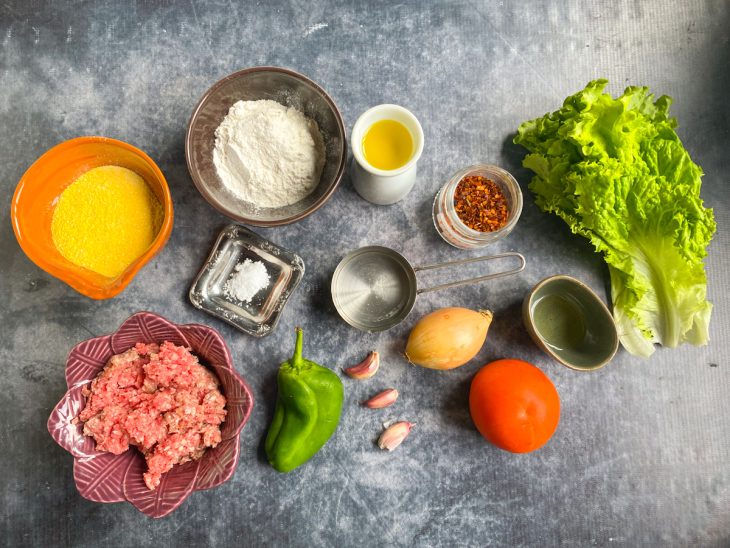 ingredientes reunidos para fazer taco mexicano