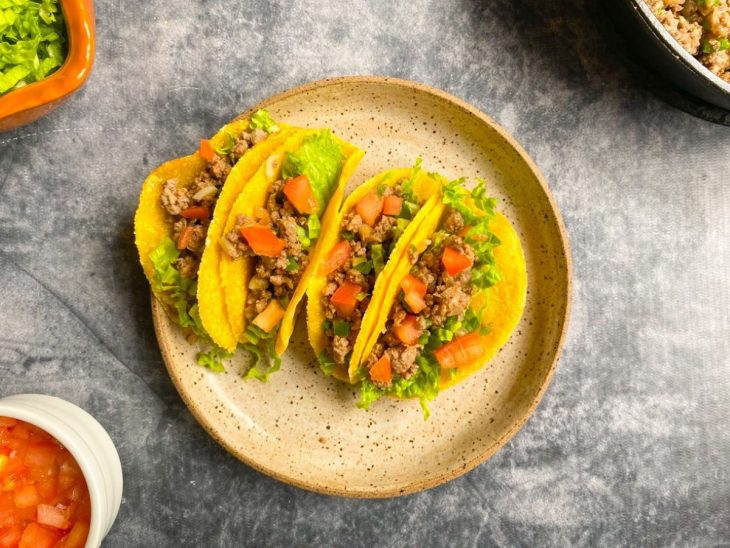 bandeja com vários tacos mexicanos