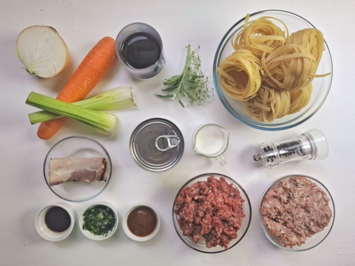 Ingredientes para a receita de tagliatelle.