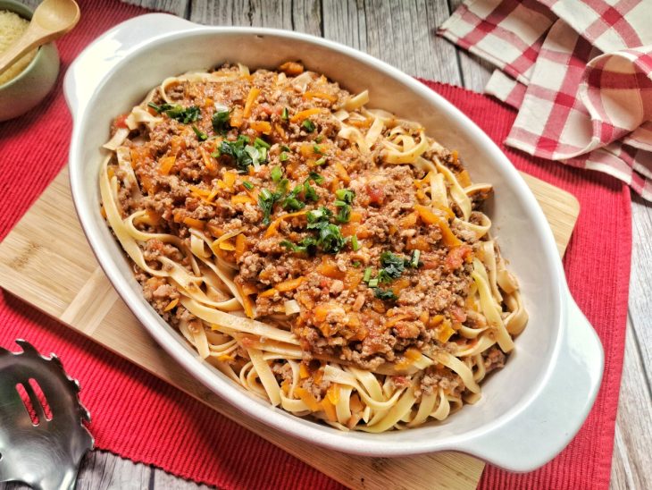 Tagliatelle pronto para servir em um refratário branco.