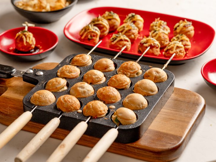 Pratos e forma contendo takoyaki.