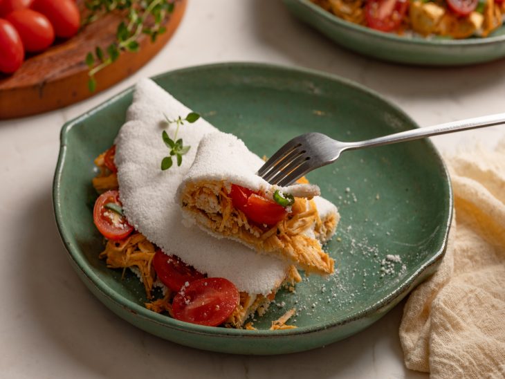 Tapioca rápida pronta para consumo em um prato, com um pedaço em destaque.