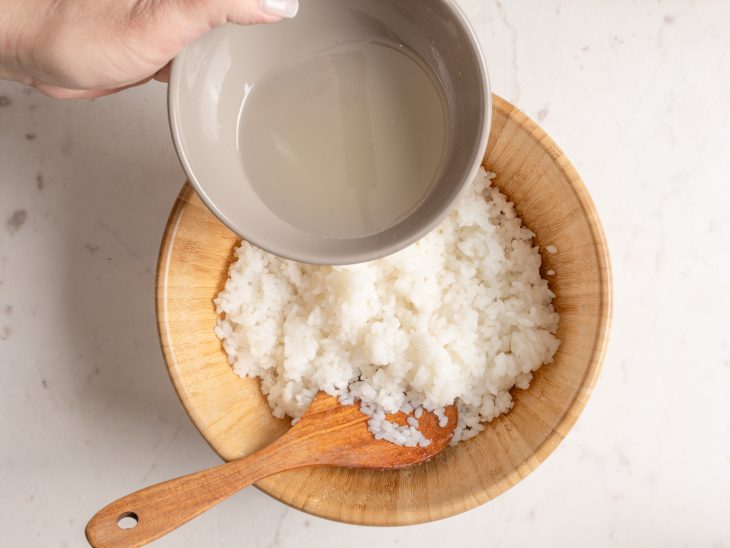 Tempero de vinagre adicionado ao arroz.