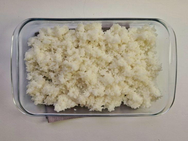 Uma travessa com arroz cozido.