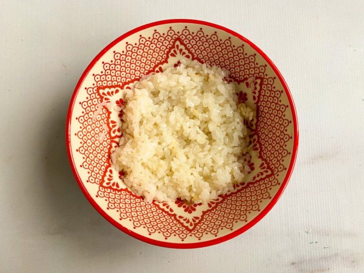 prato com arroz japonês cozido