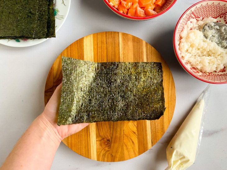 preparo da alga nori para fazer temaki philadelphia