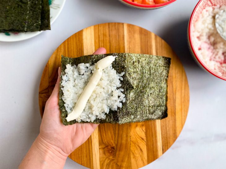 alga nori recheada com arroz e cream cheese