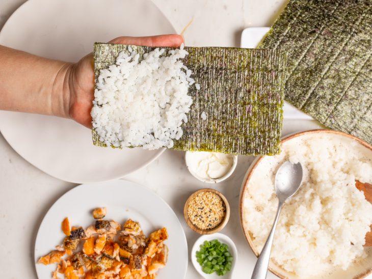 Alga nori recheada com arroz.