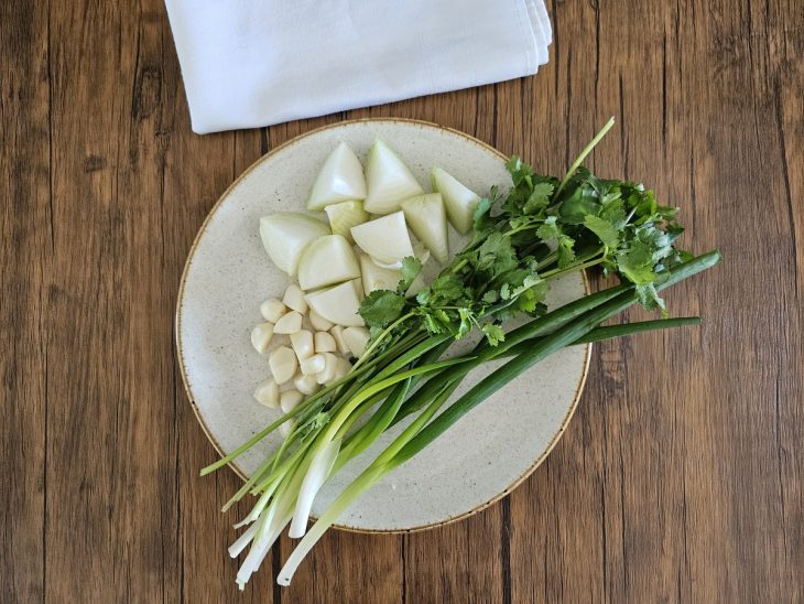 Um prato com vegetais higienizados e picados.