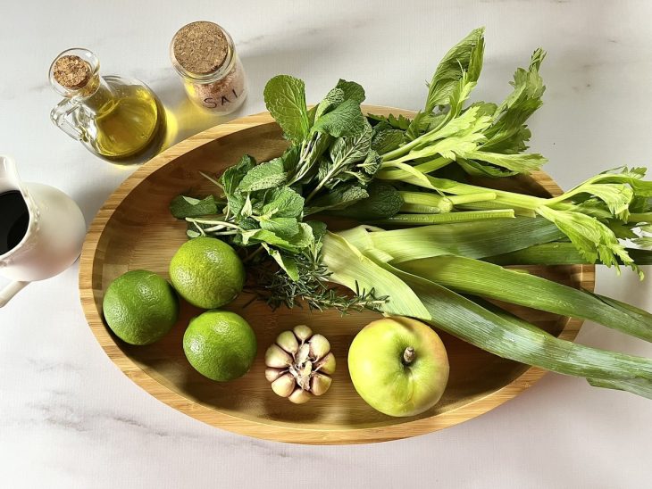 Uma bancada com os ingredientes separados.