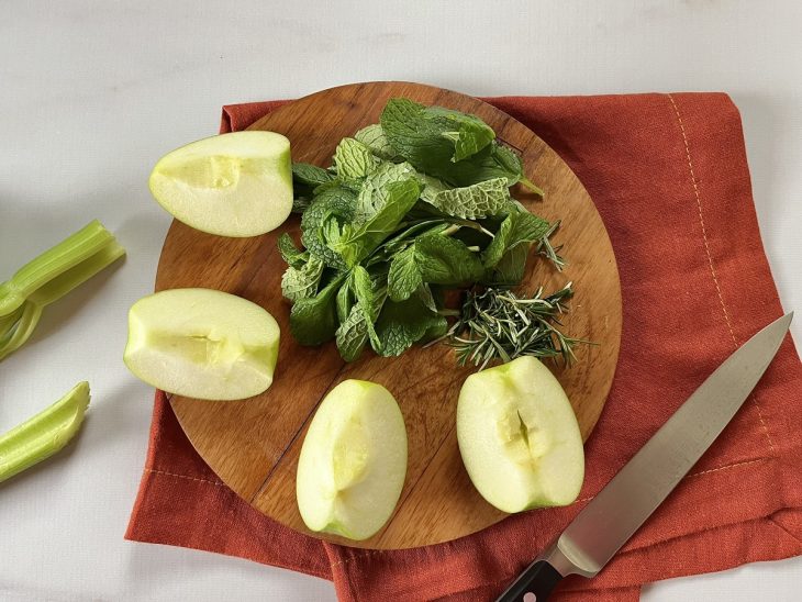 Uma tábua com os ingredientes picados.