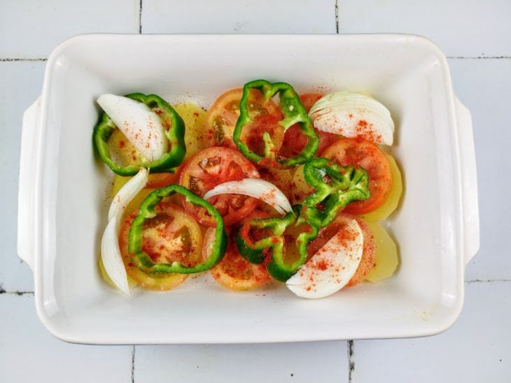 Cebola, tomate e pimentão adicionados e temperados com sal e colorau.