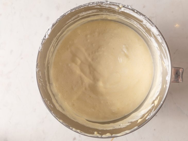 Uma tigela com todos os ingredientes do creme misturados.