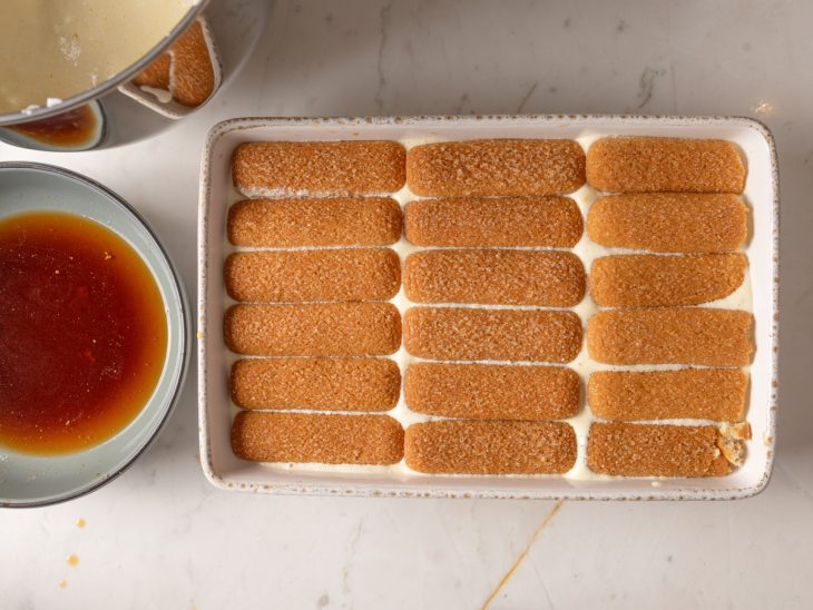 Um refratário com camadas de bolacha champanhe e creme.