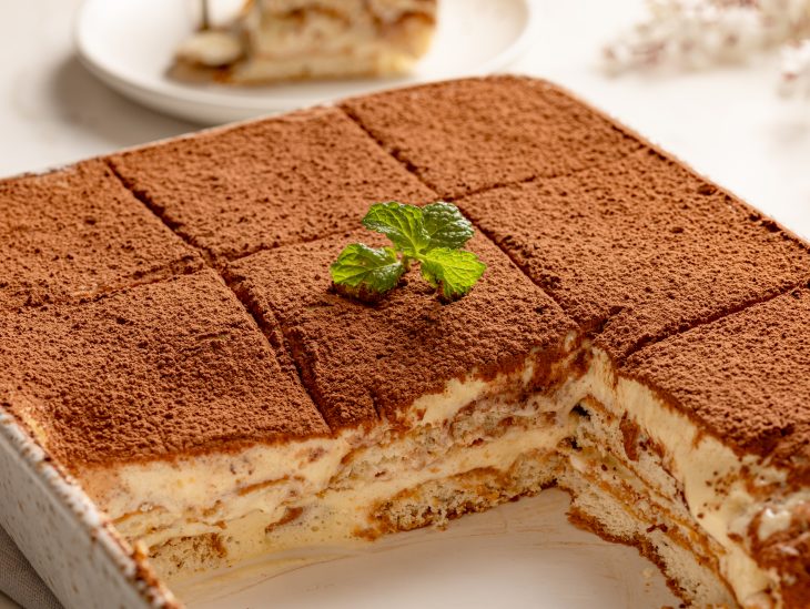 Um refratário com tiramisu fácil.