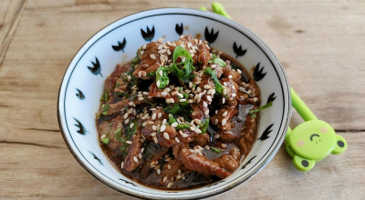 Tirinhas de carne com cebola e shoyu