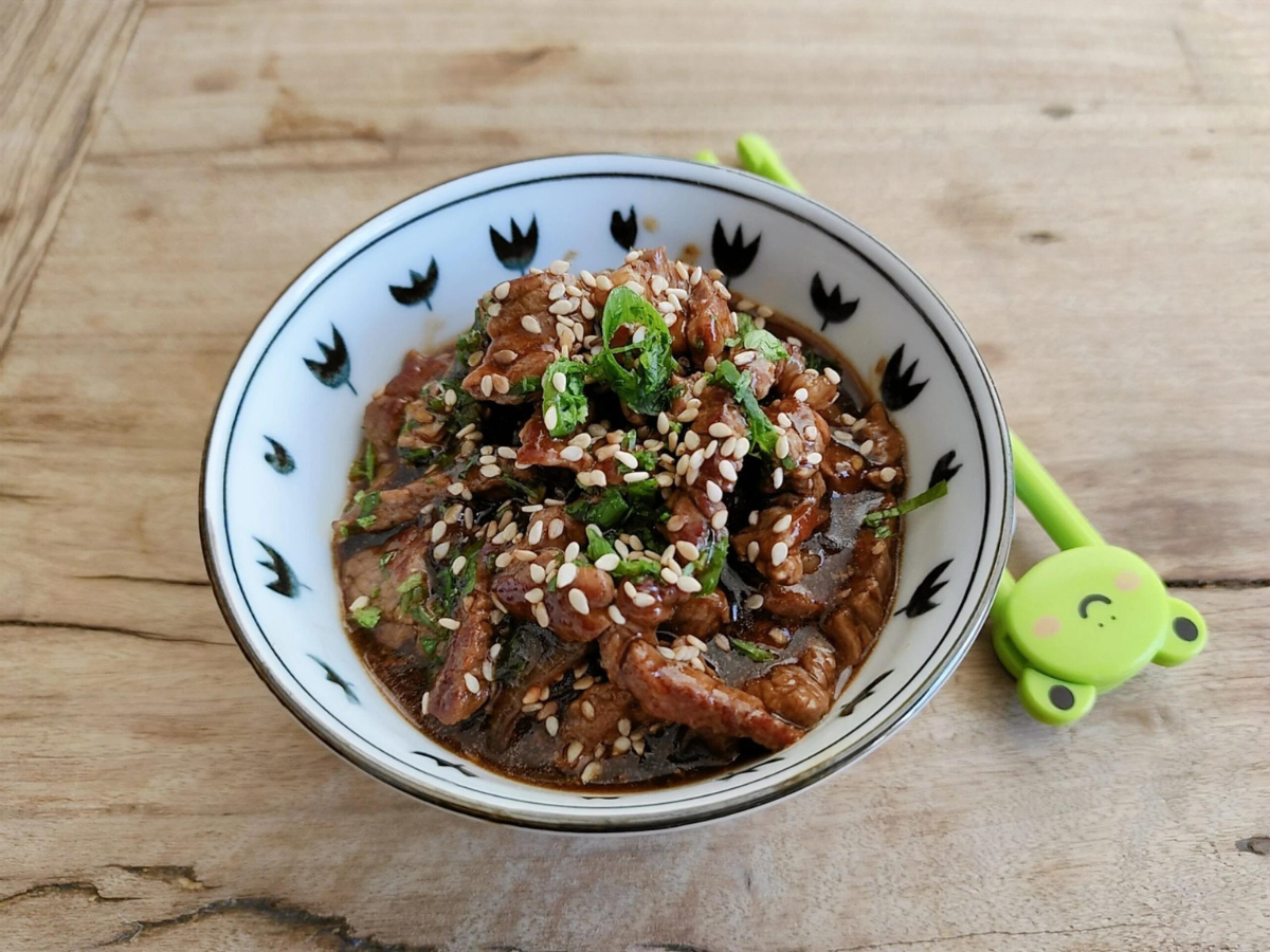 Tirinhas de carne com cebola e shoyu