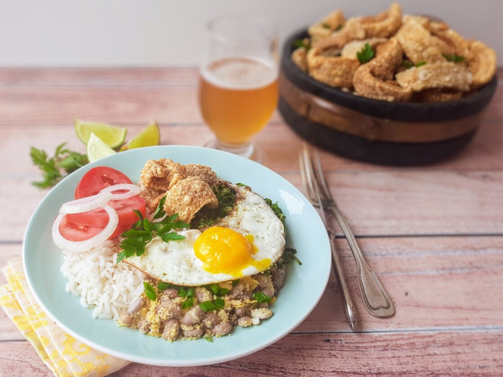 prato montado com torresmo pururuca, arroz, feijão e tomate