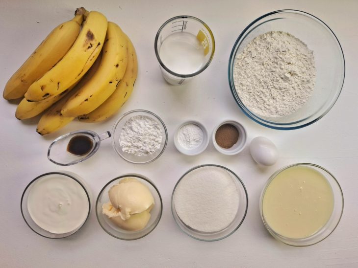 Todos os ingredientes para fazer a torta de banana com farofa.