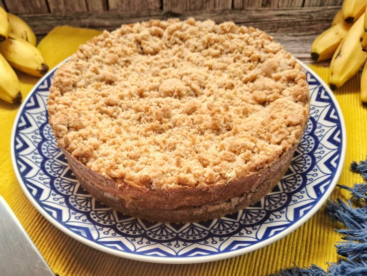 Torta de banana com farofa já assada.