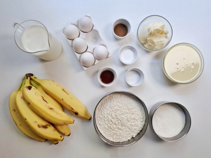 Ingredientes para a receita de torta de banana fácil.