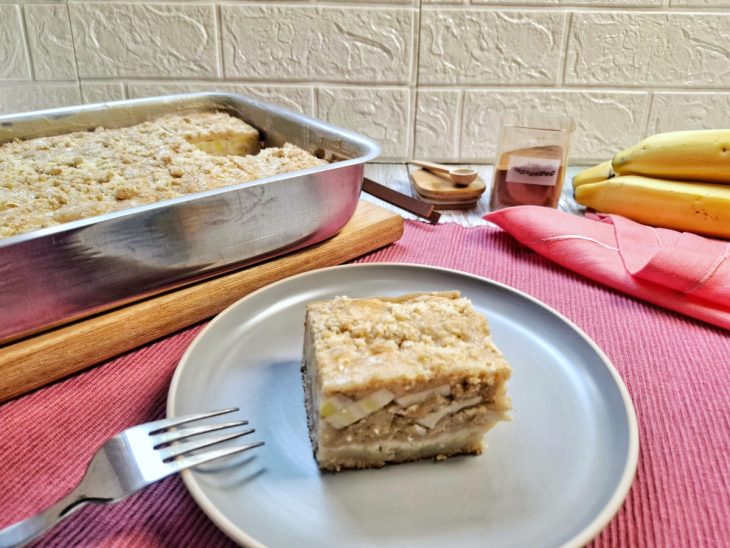 Fatia de torta de banana pronta para servir em um prato.