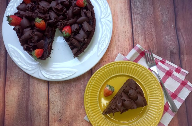 Torta de chocolate com morango fácil