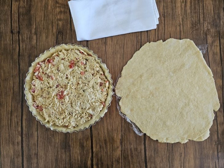 torta de frango com massa podre ainda crua