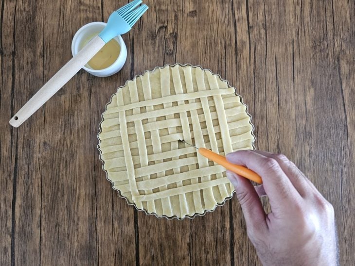 torta de frango com massa podre ainda crua