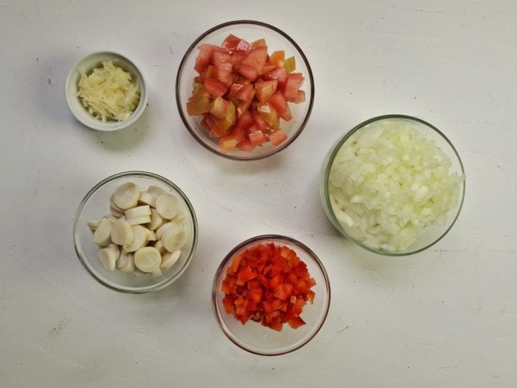 Ingredientes higienizados e picados.