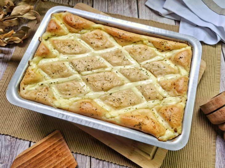 Uma forma com torta de frango cremosa.