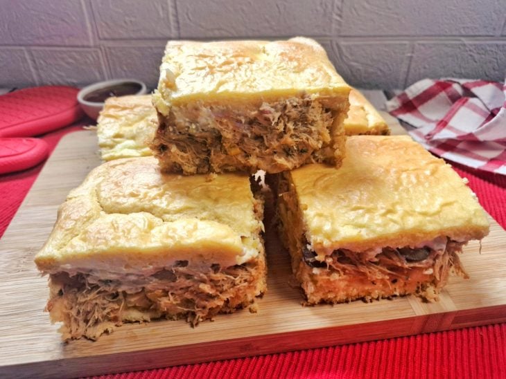 Pedaços de torta de frango de liquidificador com cebola.