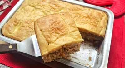 Torta de frango de liquidificador com cebola