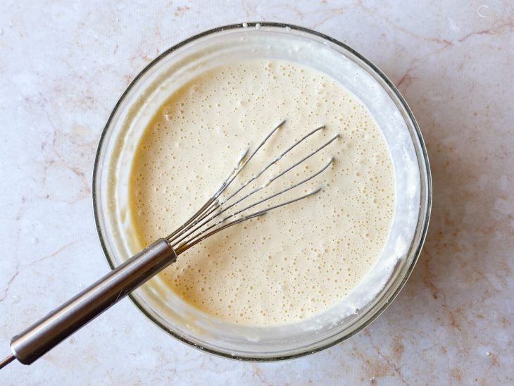 Farinha de trigo e fermento, adicionados e incorporados na mistura.