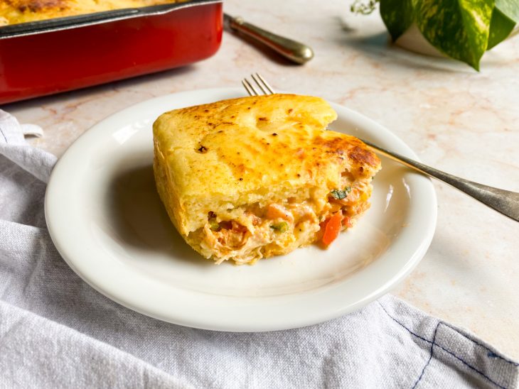 Torta de frango de liquidificador cortada em pedaços, pronta para servir.