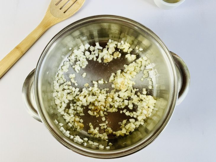 Uma panela com a cebola refogada.