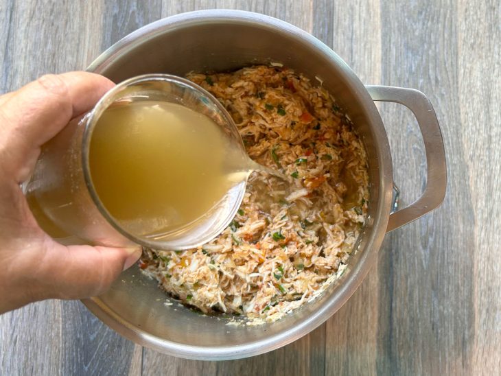 Caldo de galinha adicionado ao frango da panela.