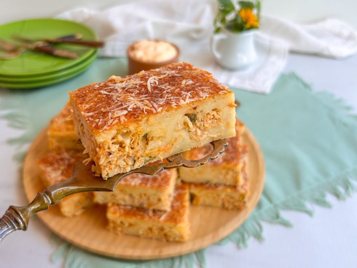 Pedaços de torta de frango simples prontos para consumo.