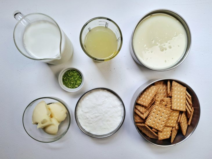 Ingredientes para a torta de limão na travessa.