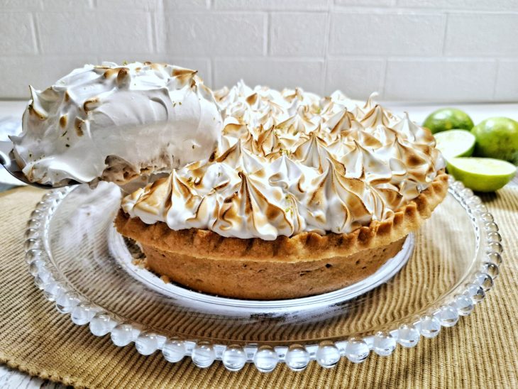 Torta de limão tradicional pronta para consumo.