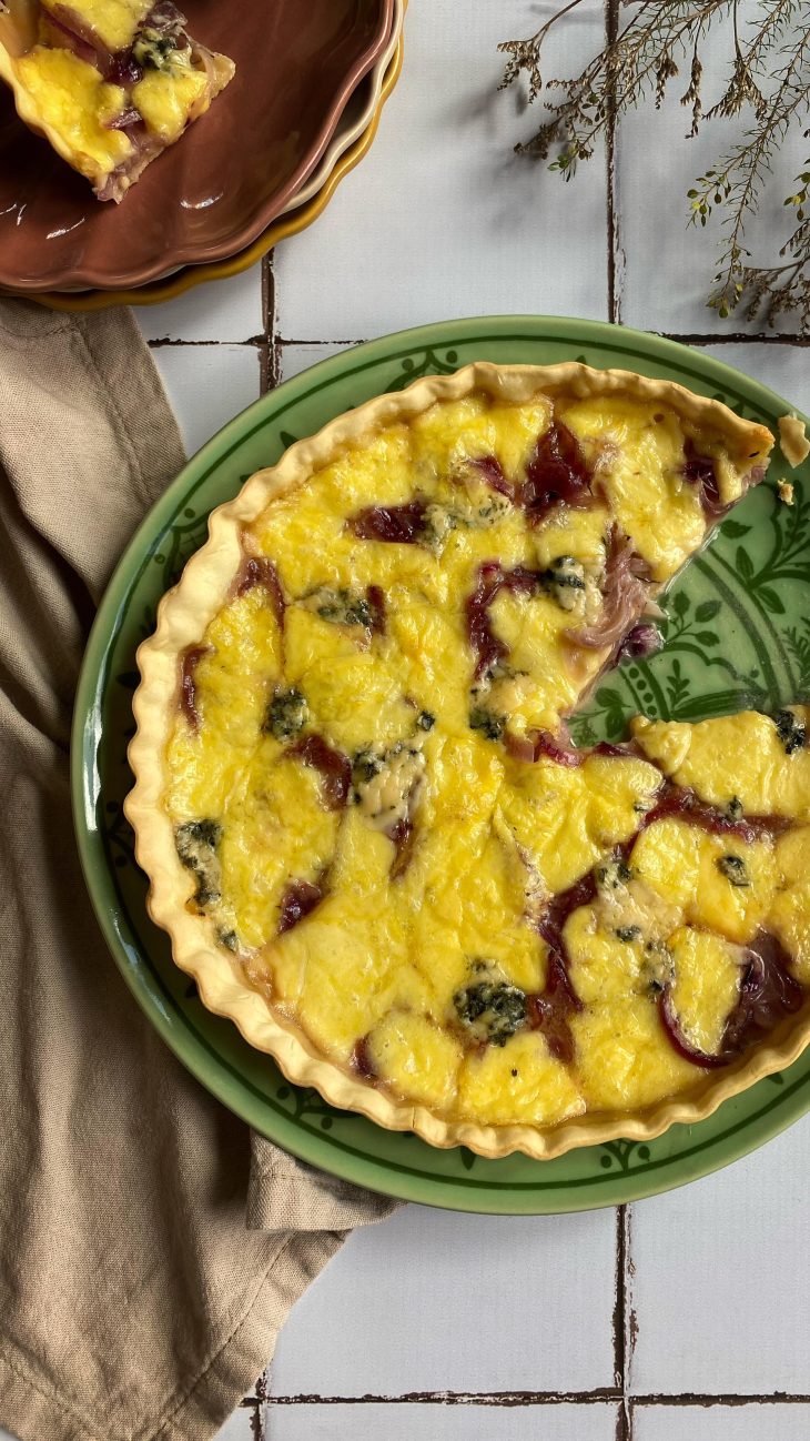 Torta fácil de queijos e cebola caramelizada