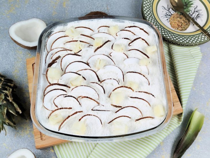 torta gelada de abacaxi com coco confeitada